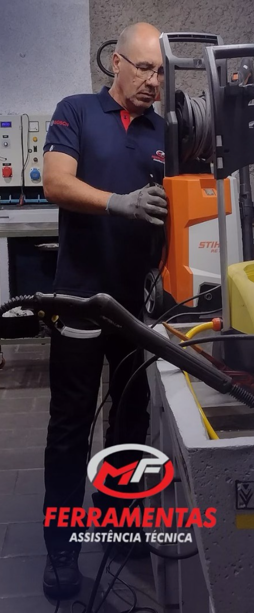 Técnico da MF Ferramentas realizando manutenção em lavadora de alta pressão